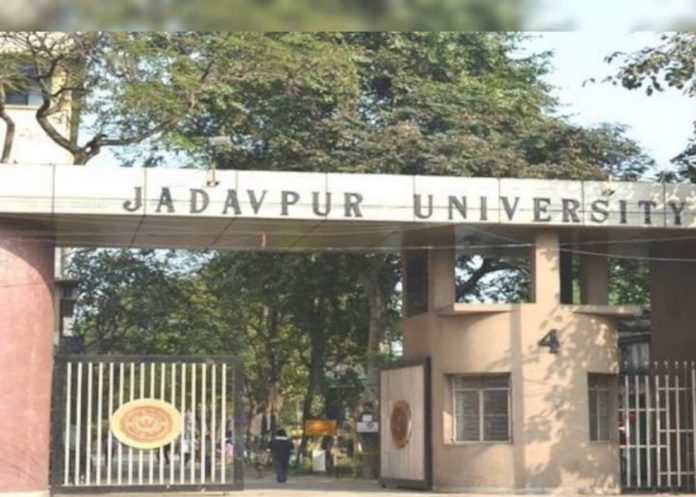 Jadavpur University যাদবপুরে ভাষা বিভ্রাটের জের, বিশ্ববিদ্যালয় ছাড়ছেন পড়ুয়ারা।